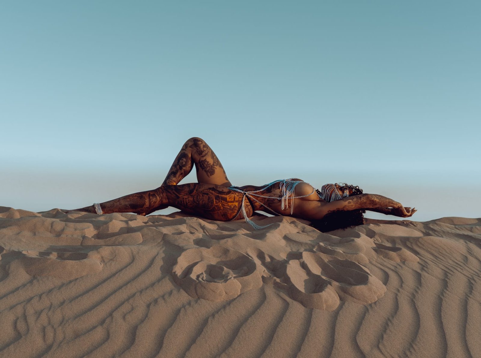 desert-fashion-photoshoot-sand-dunes-02.jpg–8